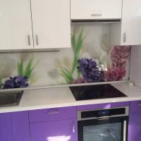 photo de fleurs artificielles à l'intérieur de la cuisine