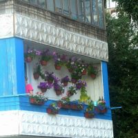 bellissimi fiori sul balcone nella foto di esempio dei ponticelli