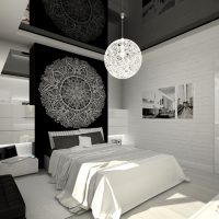 soffitto nero in legno nello stile della foto della casa