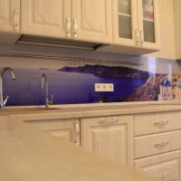 interni luminosi della cucina beige in foto in stile high-tech