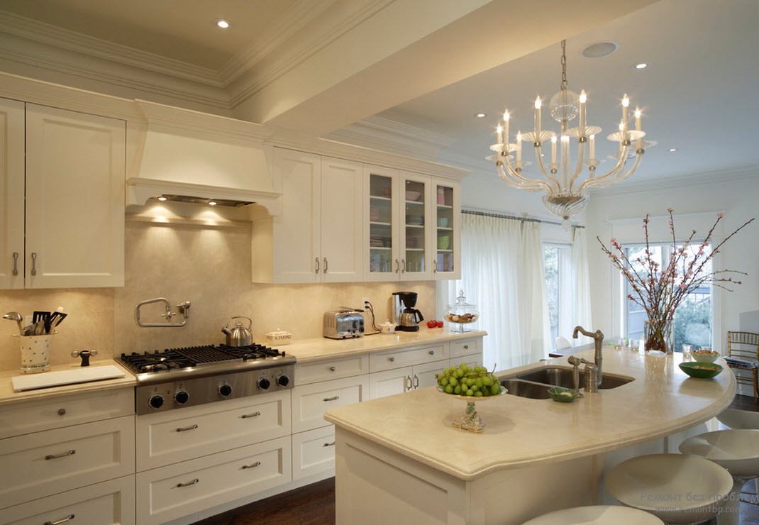interni chiari della cucina beige in stile minimalista