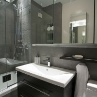 interno bagno chiaro con foto doccia di colore chiaro