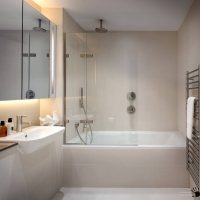 design luminoso di un bagno con una doccia in colori scuri foto