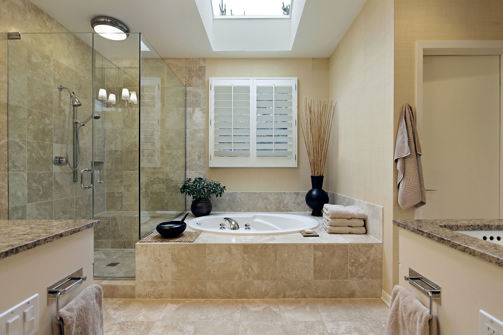 intérieur de salle de bain lumineux avec douche de couleur claire