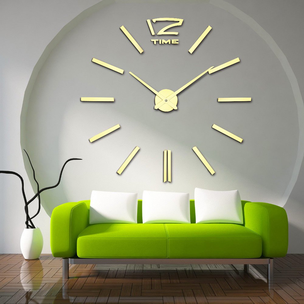 horloge plastique de minimalisme dans le couloir