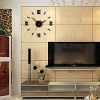 orologio di metallo nel soggiorno in foto in stile high-tech