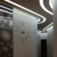 orologio di legno nella foto del corridoio in stile country