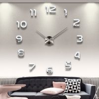 orologio di metallo in camera da letto nello stile della foto classica