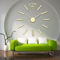 horloge en métal dans la chambre à coucher dans une image de style classique