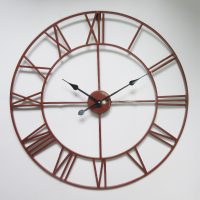 Horloge en bois de minimalisme dans la photo du salon