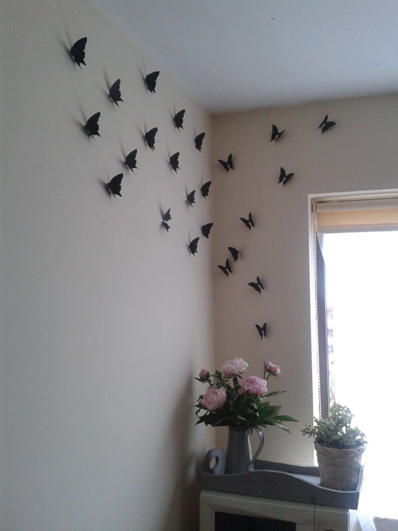 papillons insolites dans le décor du couloir