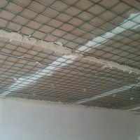 stile del soffitto con malta di cemento nella foto della casa