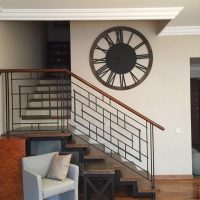 orologio in metallo minimalismo nella foto del soggiorno