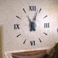 Horloge plastique de minimalisme dans la photo du salon
