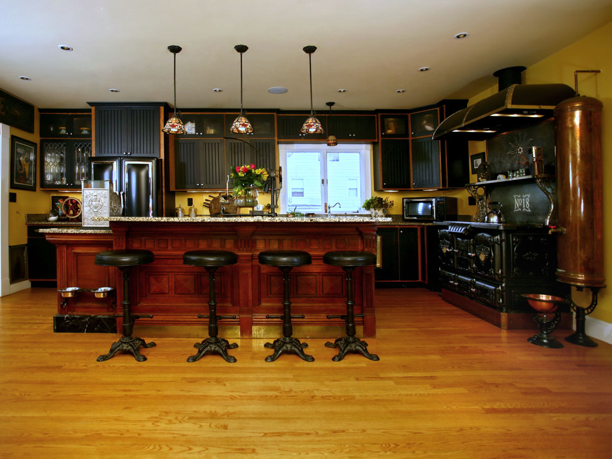 interno della cucina steampunk con parquet in legno