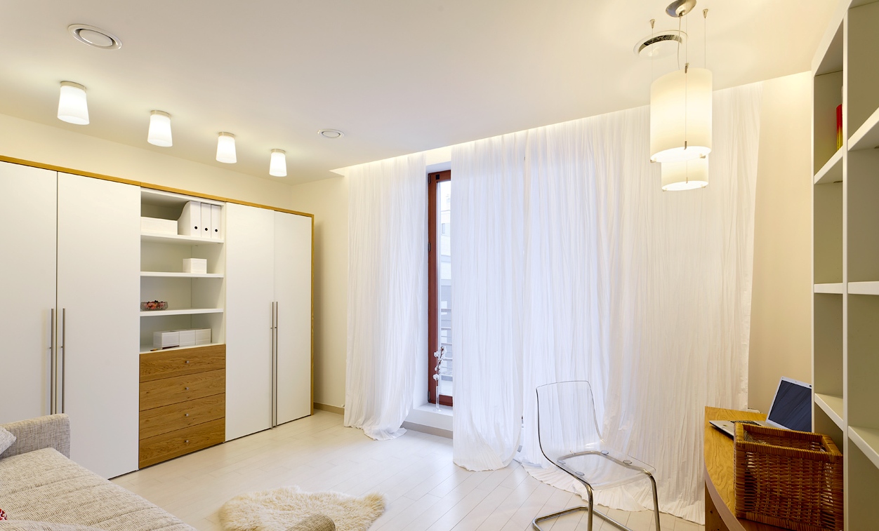 sol blanc lumineux dans la conception de la chambre