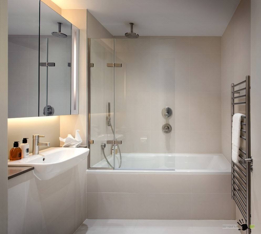 design inhabituel d'une salle de bain avec douche aux couleurs sombres