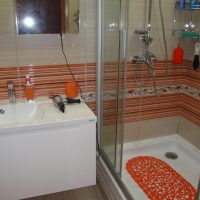 interno luminoso di un bagno con una doccia luminosa