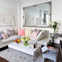 balta sofa kambario paveikslo dizaine