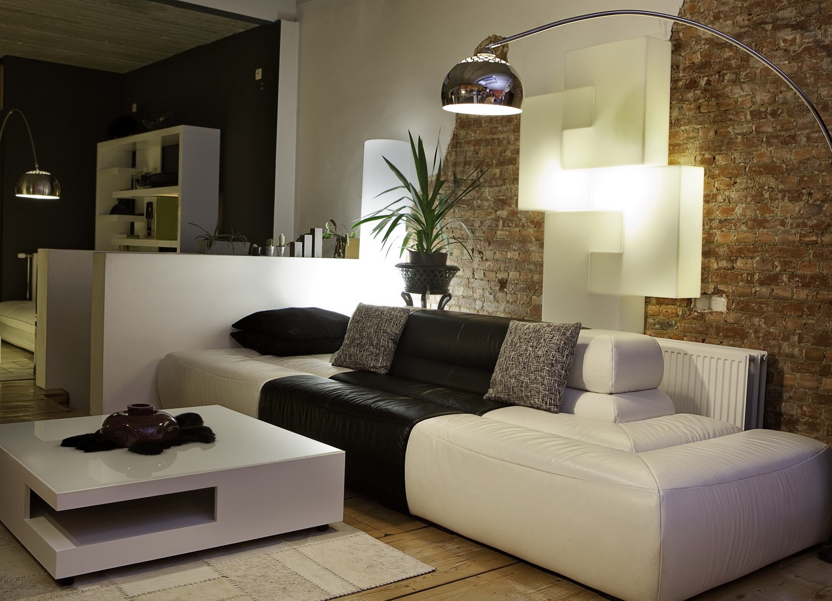 светъл диван в дизайна на хола