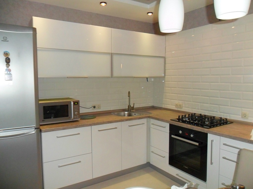 bright style of white kitchen with a shade of gray