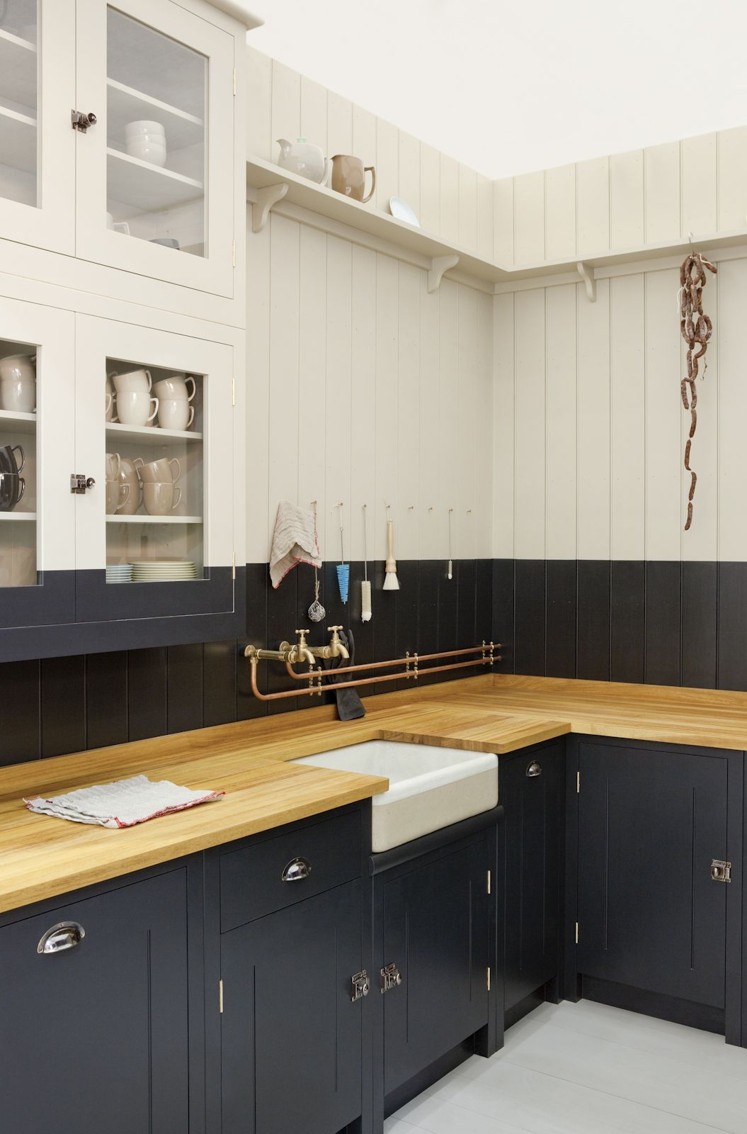 interni chiari della cucina beige in stile classico