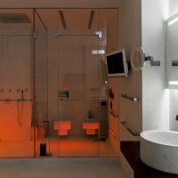 design luminoso di un bagno con una foto doccia di colore chiaro
