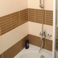 bel intérieur d'une salle de bain avec douche en couleurs sombres photo