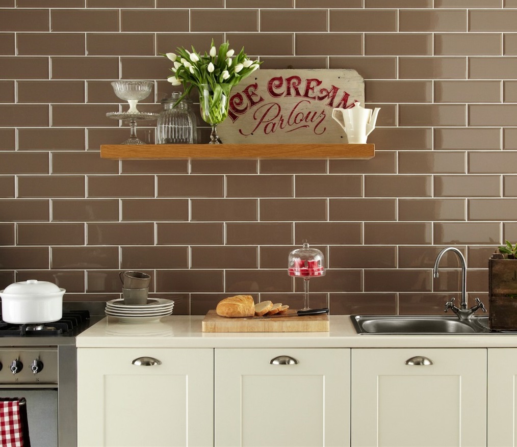 grembiule leggero realizzato in piastrelle di formato standard con un'immagine nel design della cucina