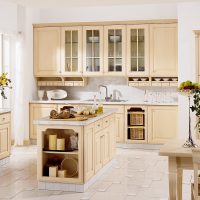 bellissimo design della cucina beige in foto in stile classico