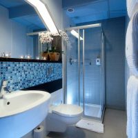 salle de bain claire avec douche couleur claire