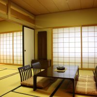 immagine luminosa di progettazione del corridoio di stile giapponese