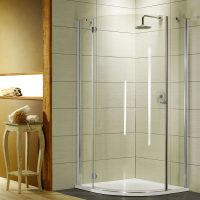 interno luminoso di un bagno con una foto doccia di colore chiaro