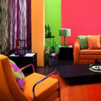 bel colore terracotta nella foto degli interni del soggiorno