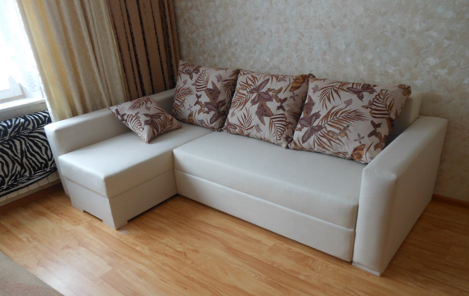 canapé d'angle en cuir dans le style de l'appartement