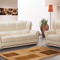 világos kanapé a nappali stílusában
