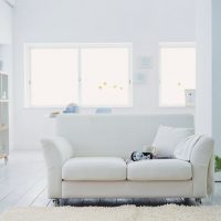 أريكة بيضاء في تصميم الصورة الشقة