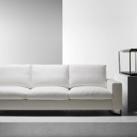 svijetla sofa u stilu slike stana