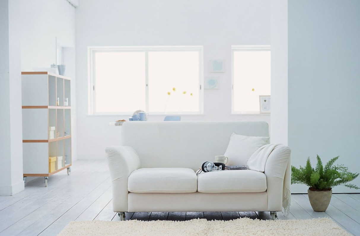 világos kanapé a hálószoba stílusában
