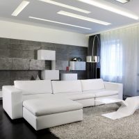 светъл диван в дизайна на снимката на спалнята
