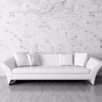 šviesi sofa, esanti svetainės stiliaus nuotraukoje