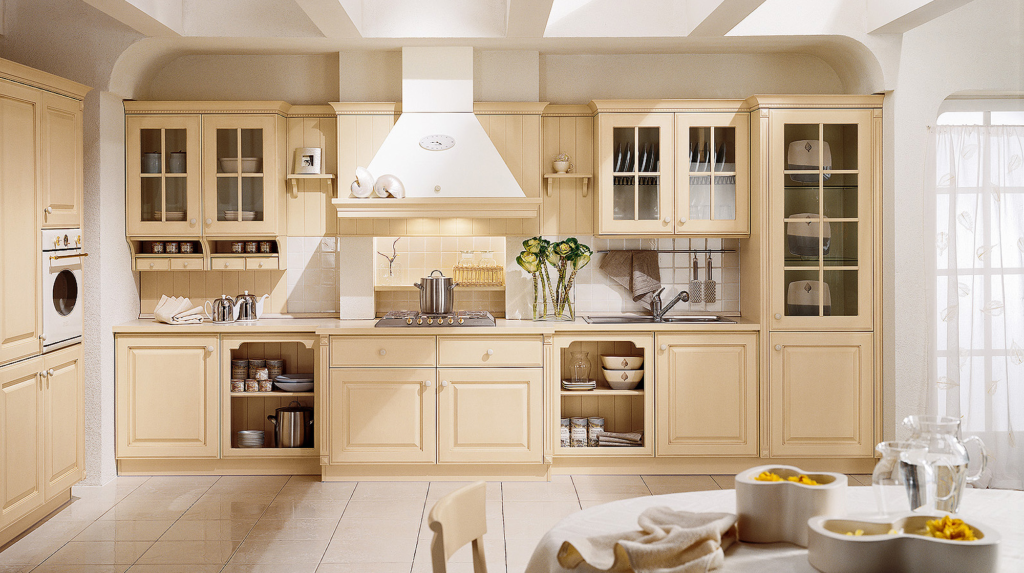 interni luminosi della cucina beige in stile shabby chic