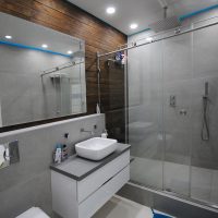 beau design d'une salle de bain avec une douche aux couleurs vives