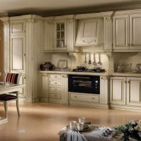 interni luminosi della cucina beige in stile minimalista foto