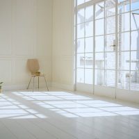 couloir intérieur lumineux en photo blanc