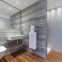 bagno di design leggero con foto doccia di colore chiaro