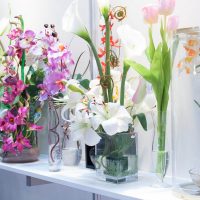 fiori artificiali nell'arredamento della foto del soggiorno