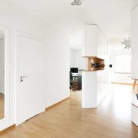 murs blancs dans le style d'une chambre dans le style du minimalisme
