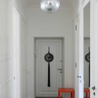 murs blancs dans le style du couloir dans le style de la scandinavie photo