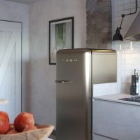 un piccolo frigorifero nell'arredamento della cucina in foto a colori beige